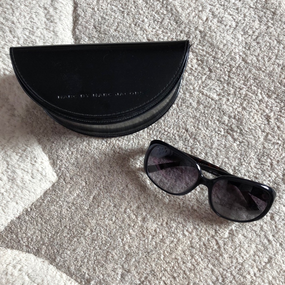 💯 authentic Marc by Marc Jacobs chic black sunglasses ✨